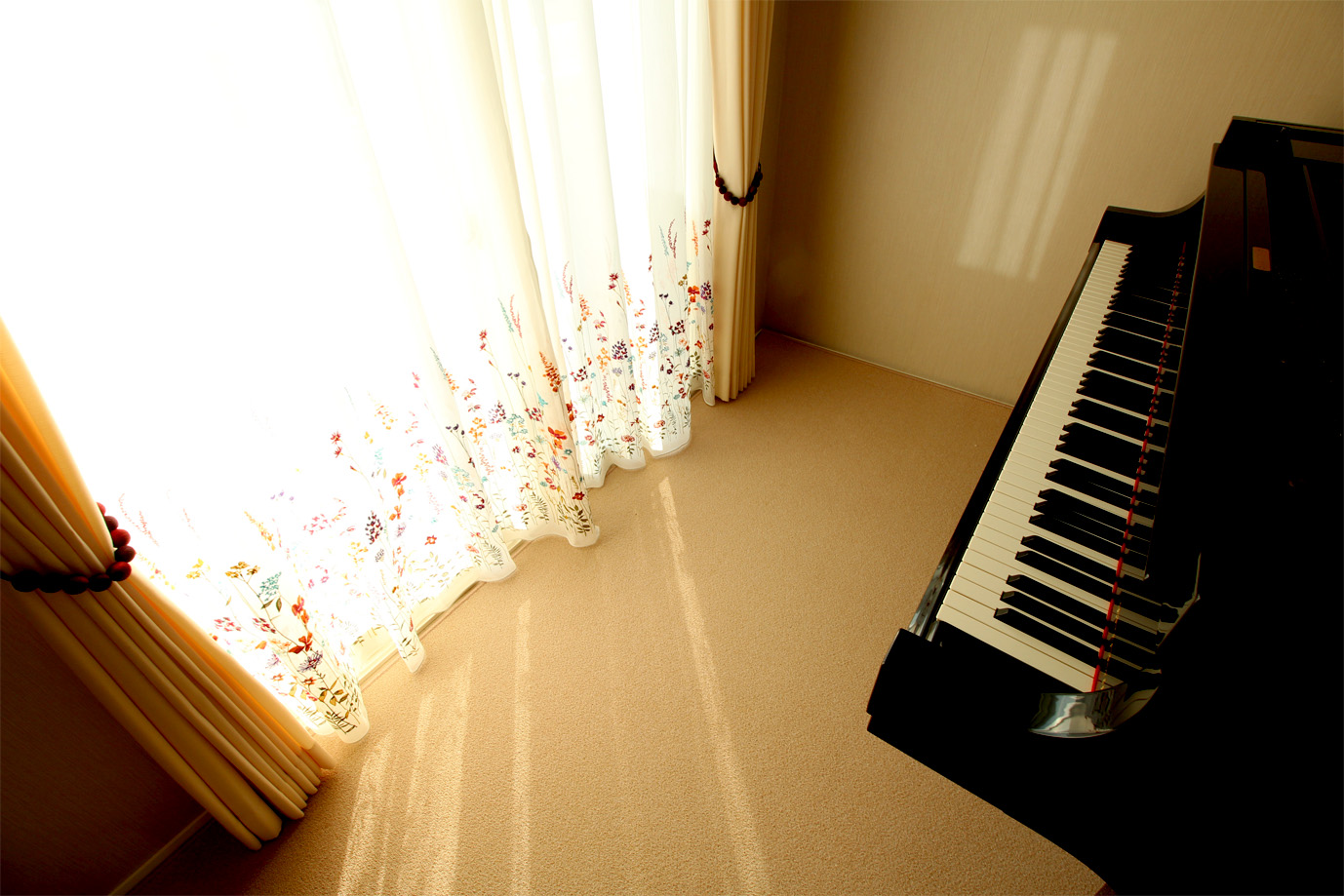 ピアノと刺繍カーテン