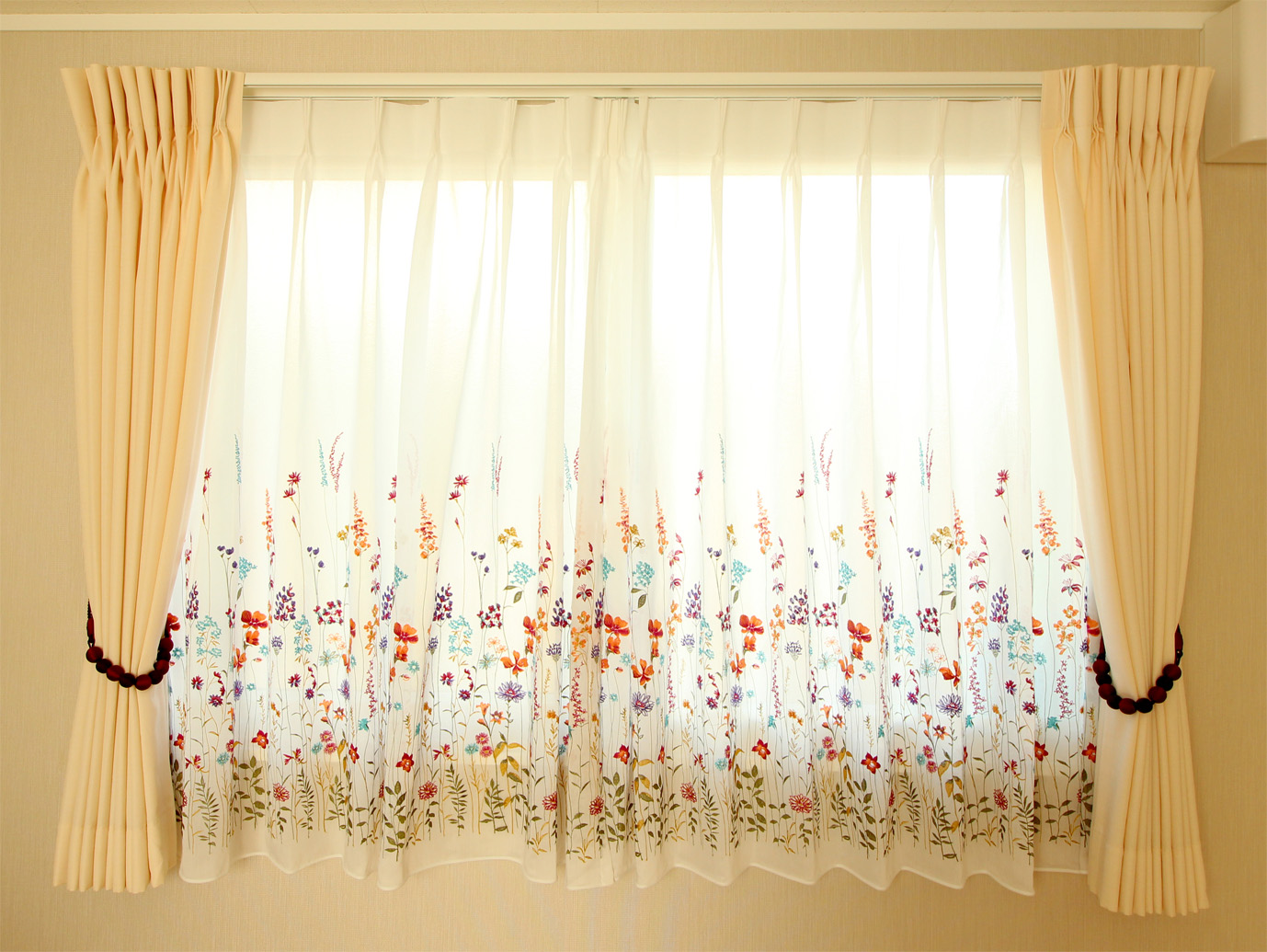 花柄の刺繍のカーテン２