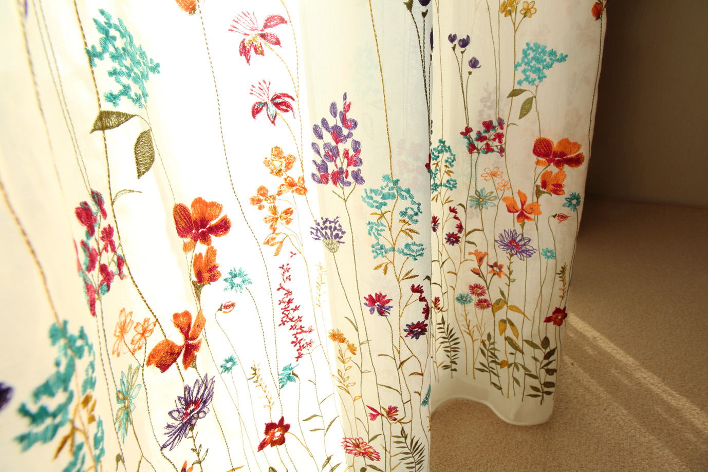 花柄の刺繍カーテン