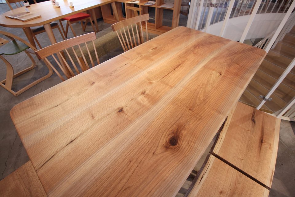 胡桃のテーブル