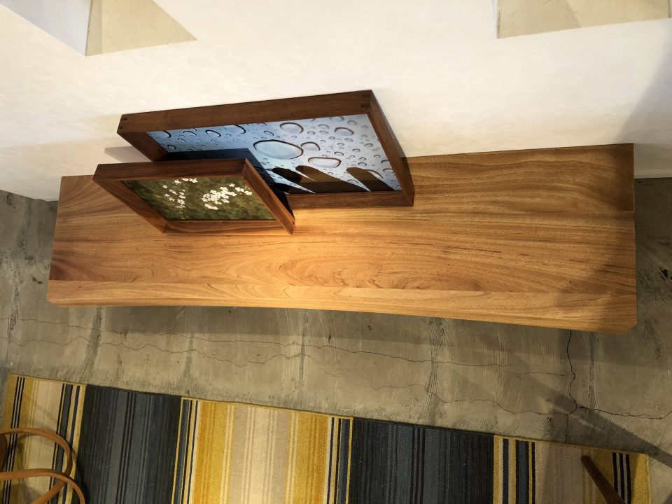 一枚板に合う楠の無垢板のTVボードの天板は曲線的でカッコいい