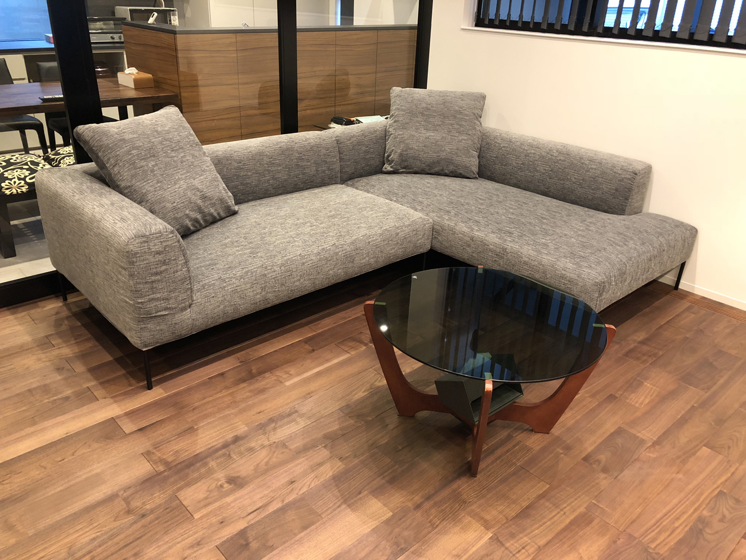 ソファをお届けしました モダンな黒脚のL字カウチソファ | ボー  