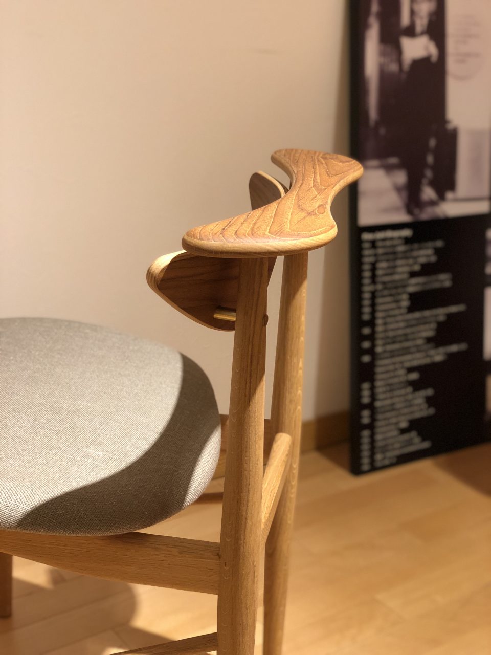 チーク材とオーク材のｺﾝﾋﾞﾈｰｼｮﾝのリーディングチェアは、フィンユールの個性的な椅子です。