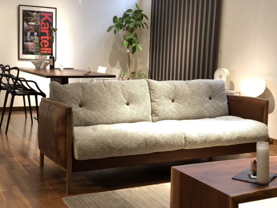 新潟市で新築ならレトロモダンな染料染めのソファは素敵です。