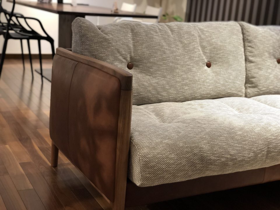新潟でこだわりのソファを探すなら革とコンビネーション張りのこのソファです