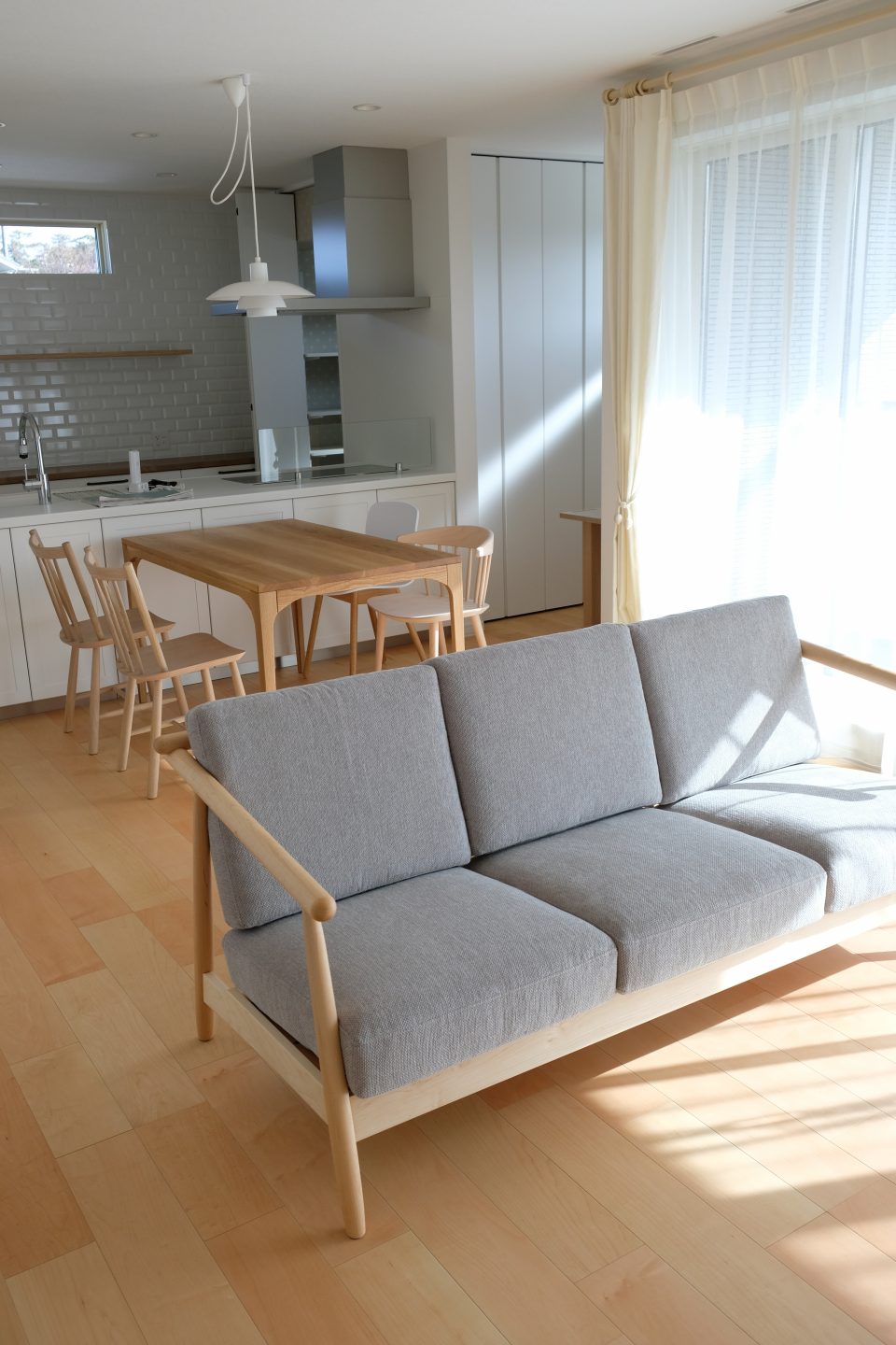 新潟市西区にナガノインテリのソファとオーク材のテーブルセットをお届けしました