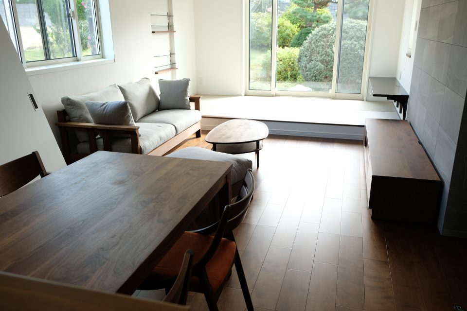 新潟市西区の新築のお宅にウォールナット材のテーブルセットとティーズモービレの木肘のソファをお届けしました