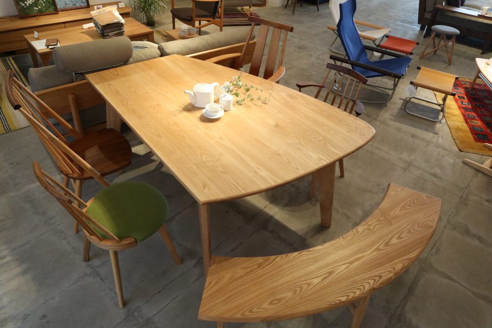 変形テーブルとベンチ