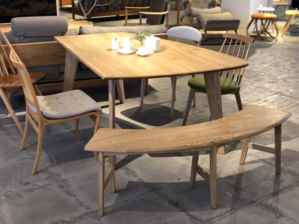 変形テーブル用の半円形のベンチテーブルは、タモ材、ホワイトオーク材、ウォールナット材で作れます。