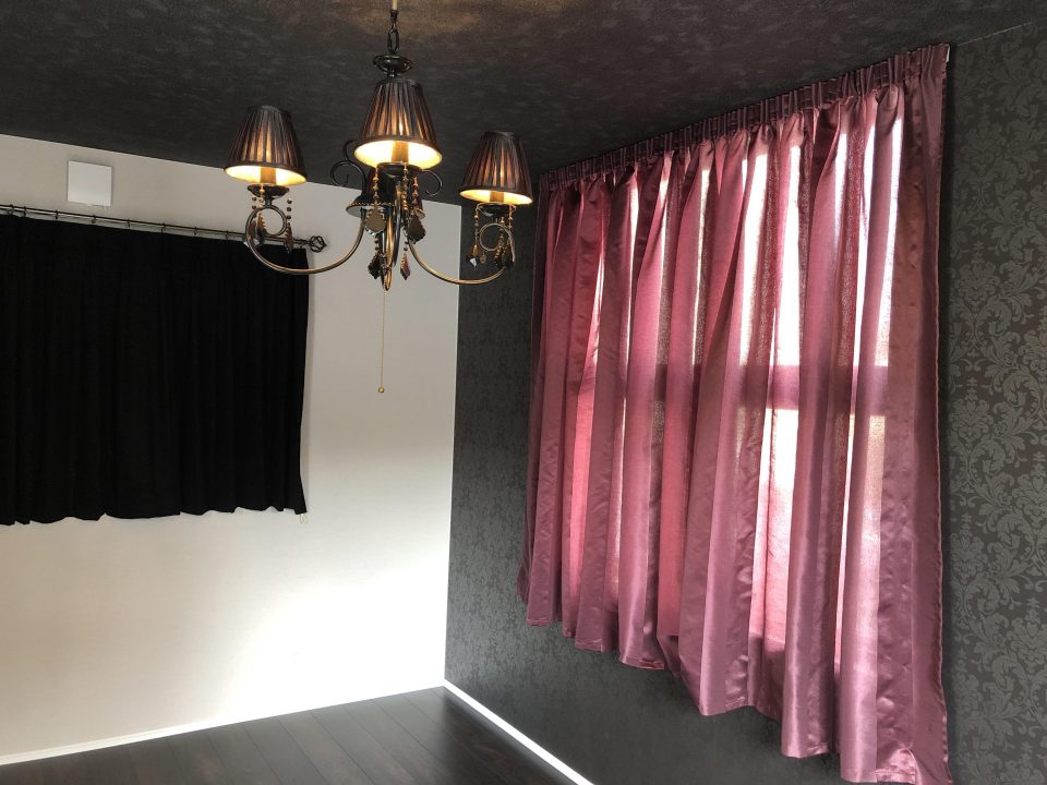 寝室は、パープルのバルーンシェードと黒のカーテンでモダンクラシックスタイルです