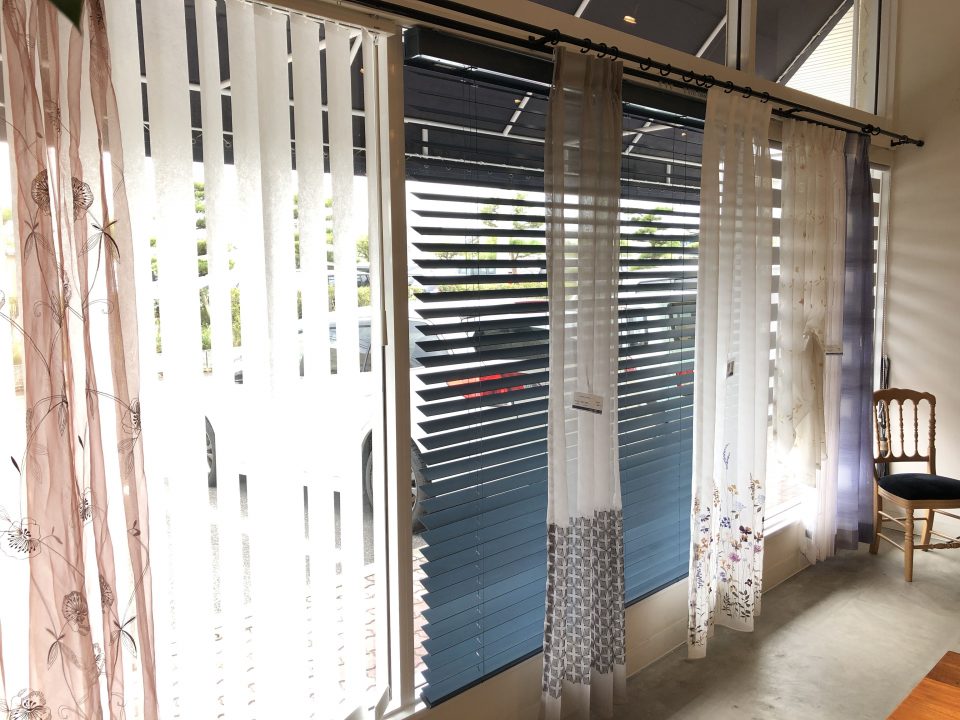 新潟市秋葉区のカーテンショップボー・デコールの縦型ブラインドや木製ブラインドが豊富に選べます