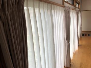 新潟市秋葉区のカーテンショップボー・デコールでは、広縁やリビング・子供部屋などのカーテンの掛替を行っております