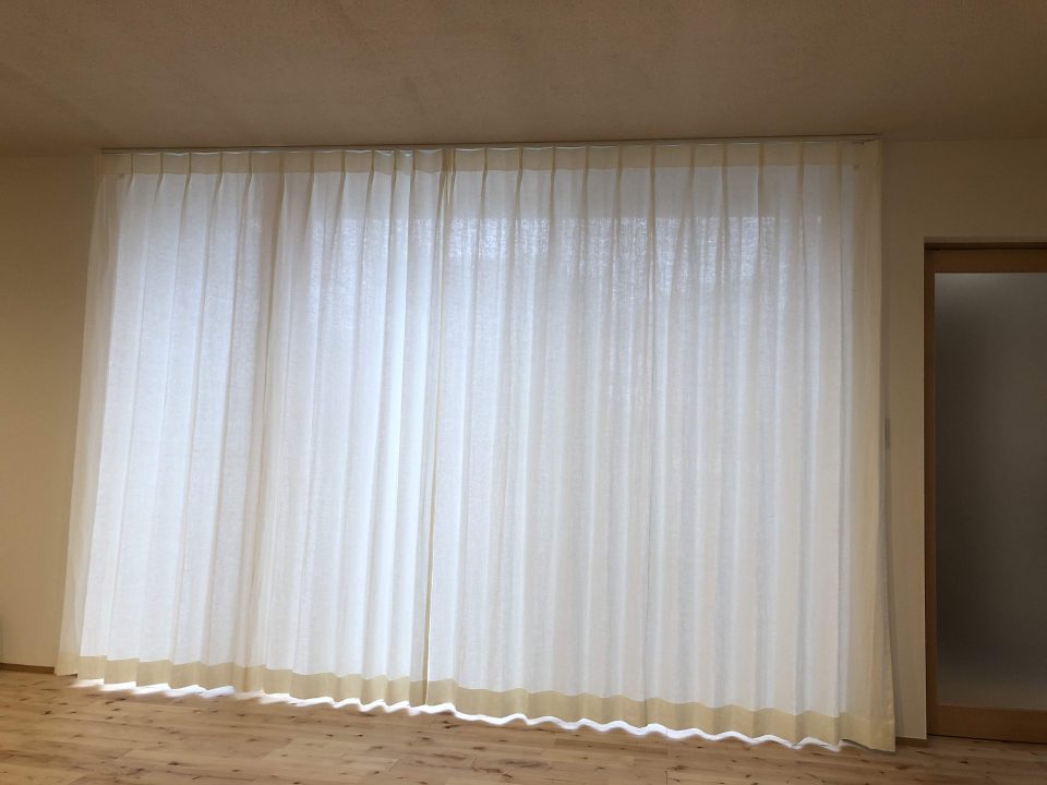 新潟市の新築のご新居に家具・カーテン・絨毯を扱うボー・デコールでリネンのカーテンを納品致しました