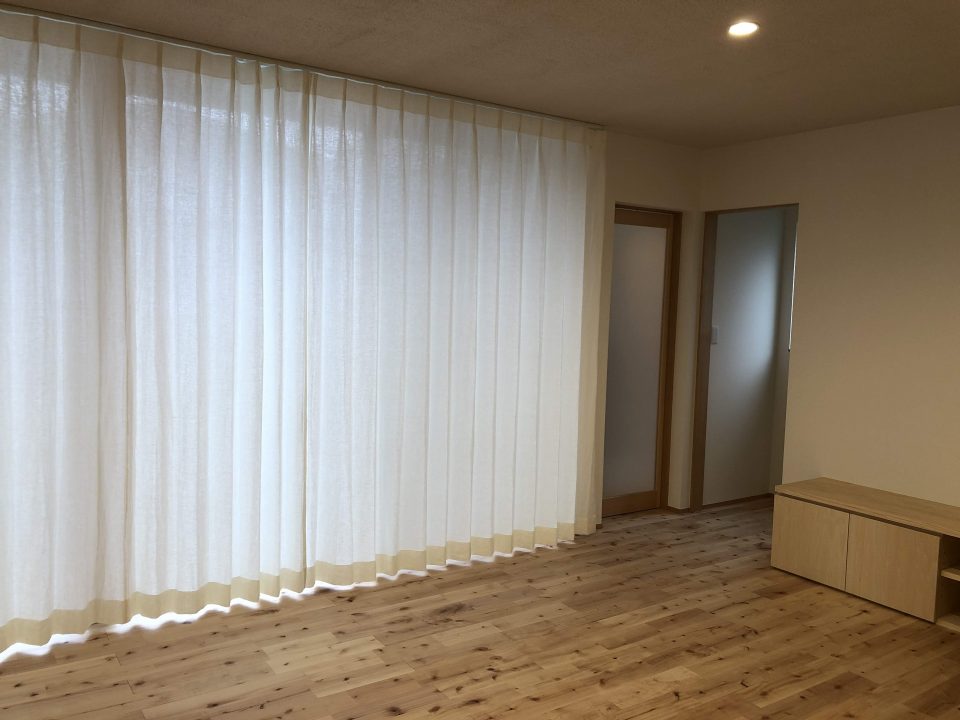 新潟市の自然素材が多く使っている新築のご新居のリビングにリネンカーテンを納品いたしました。
