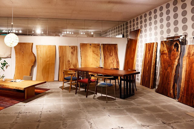 ボー・デコールでは新潟では家具だけでなく一枚板も豊富に展示しております
