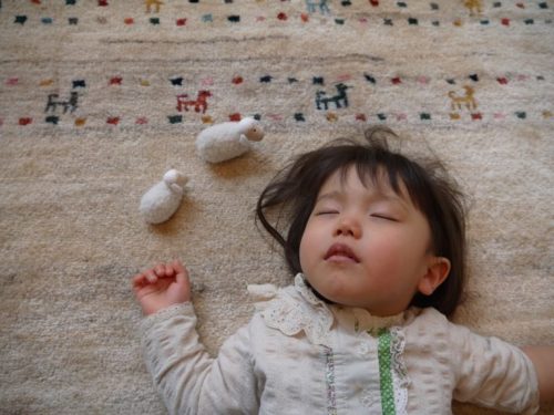 アートギャッベの上で眠る子ども