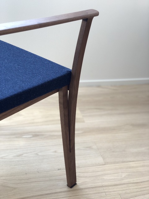 椅子徳製作所のBRANCHチェアは、ウォールナット材のスタイリッシュなチェアです