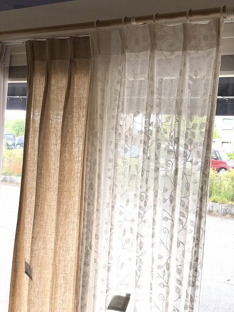 夏には爽やかなリネンカーテンを新潟市のカーテンショップボー・デコールでは取り揃えております