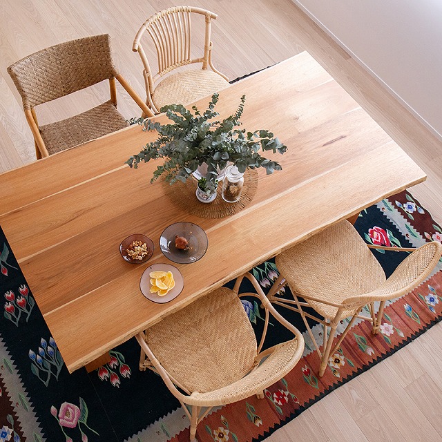 新潟市の家具店ボー・デコールでは、国産材のダイニングテーブルを取り扱っております