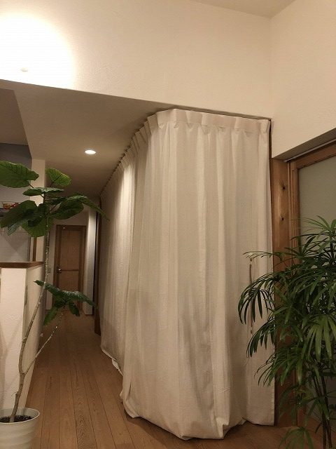 ガラ紡で紡績したコットンのカーテンを新潟市のボーデコールで扱っております
