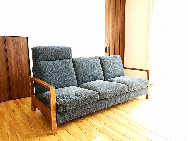 ブルーのコーディロイのソファを新潟の家具店ボー・デコールで展示しております