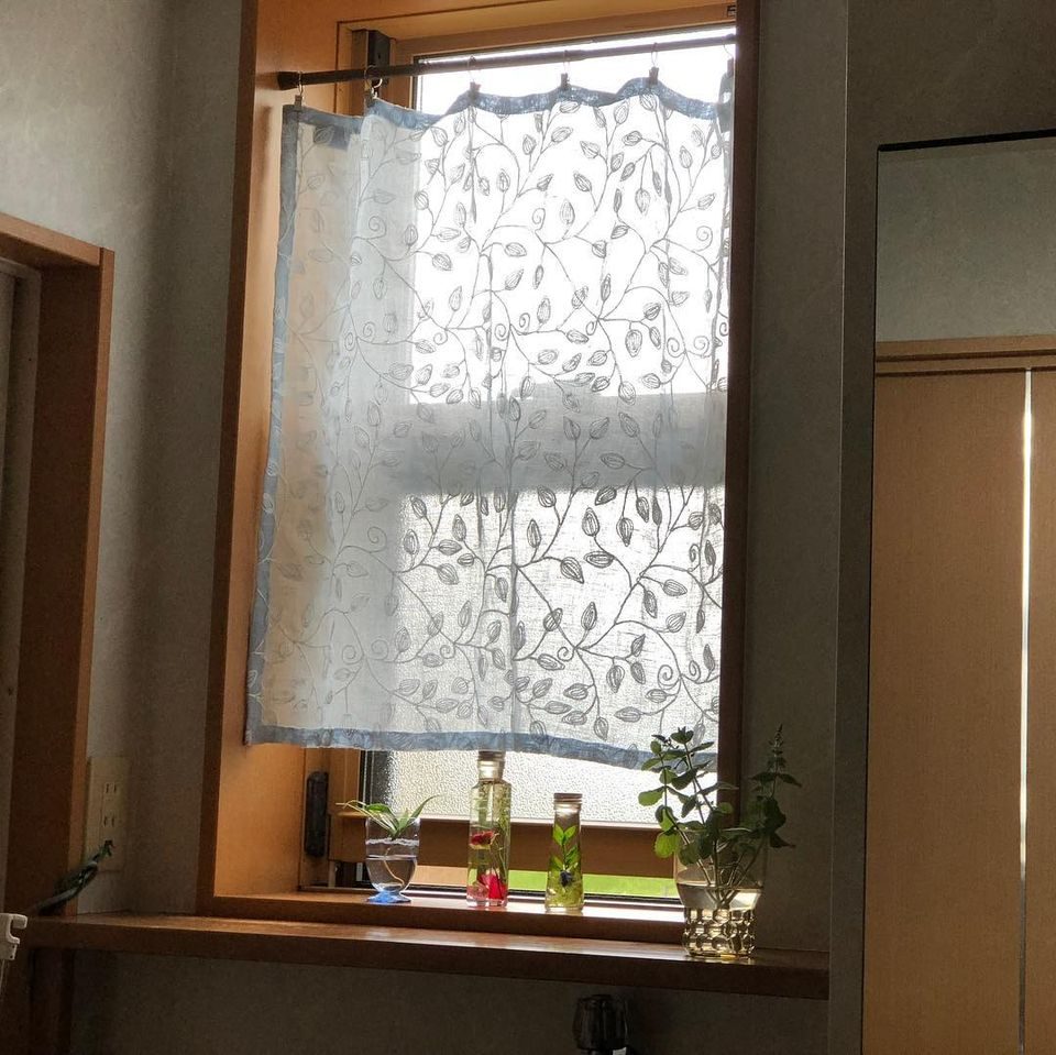 小窓　クリップでとめたカーテン