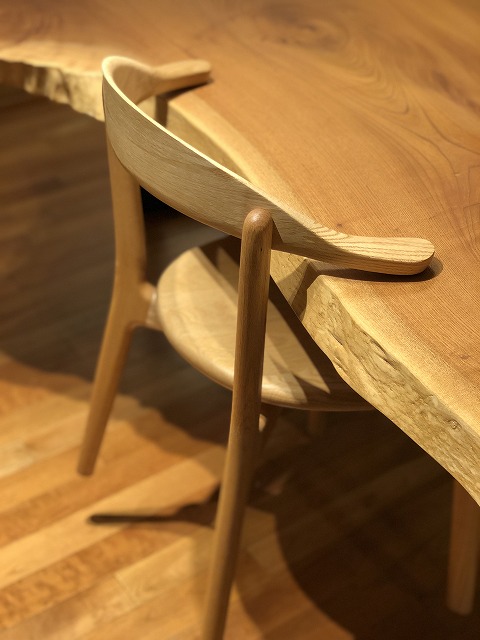 無垢材のレッドオーク材の植物オイル仕上げの椅子です