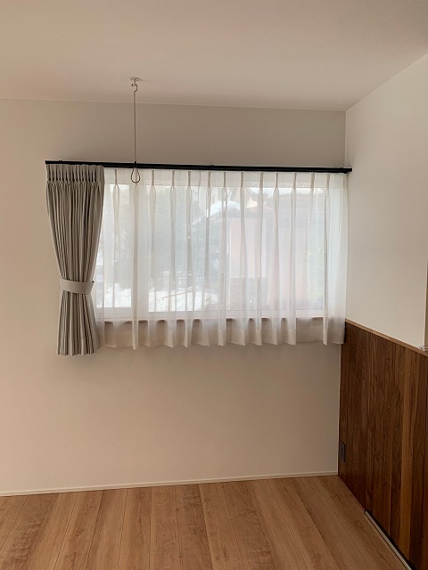 新潟市の新築住宅の寝室にカーテンを納品致しました