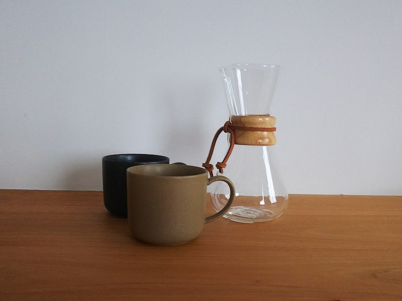 シンプルなマグとコーヒーメーカー