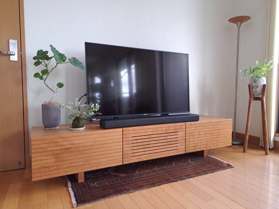 テレビボード　観葉植物　ラグ　ビンテージ絨毯