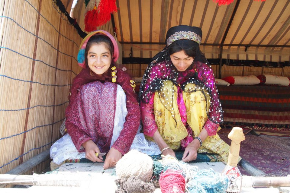 イラン　じゅうたん手織りの様子