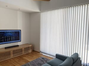 縦型ブラインドでスッキリとした印象に