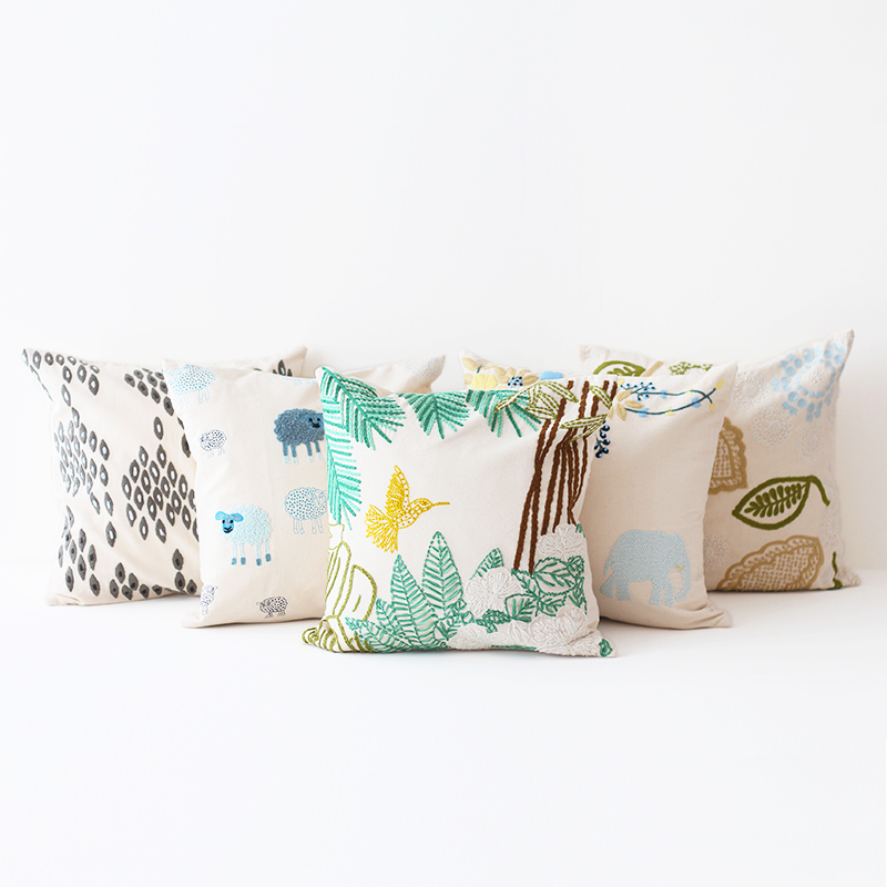 刺繍のクッションカバー