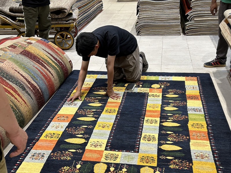 毛の質や織の細かさを確認している様子①