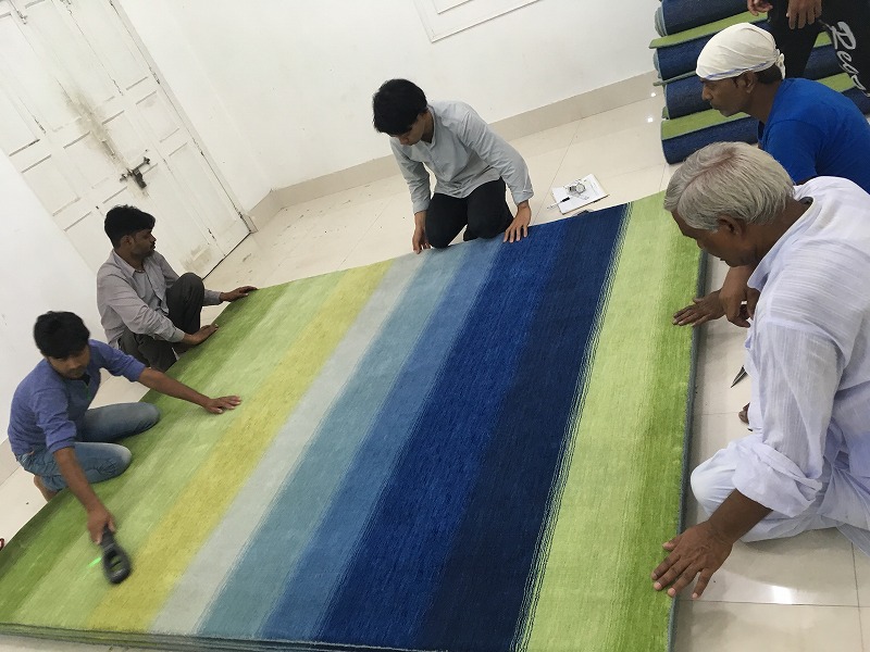 ハグみじゅうたんを現地で検品している様子①