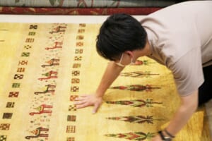 アートギャッベを選定している様子