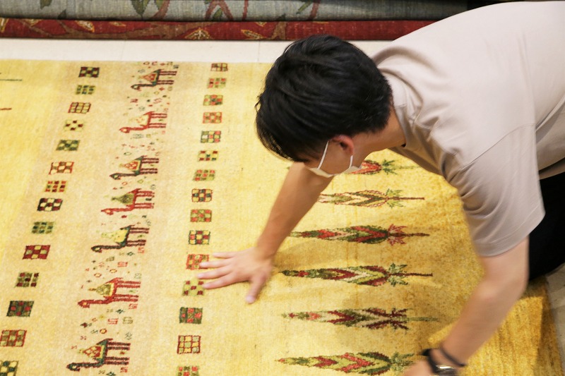 アートギャッベを選定している様子