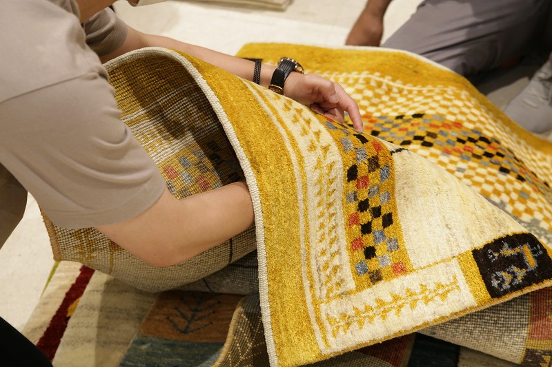 毛の質や織の細かさをチェックしている様子②