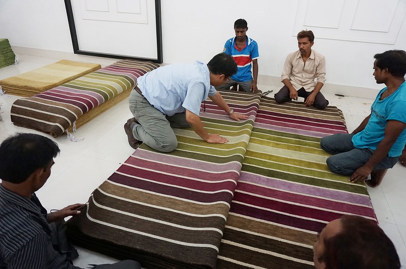 ハグみじゅうたんを検品している様子②