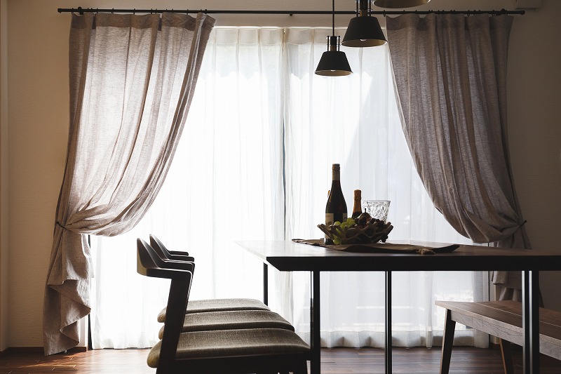 ナチュラルな風合いのリネンカーテン