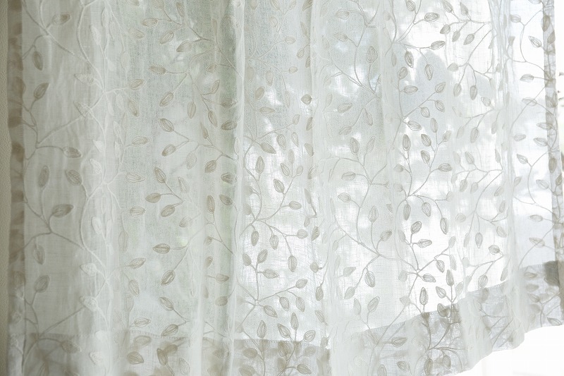 刺繍がきれいなリネンカーテン