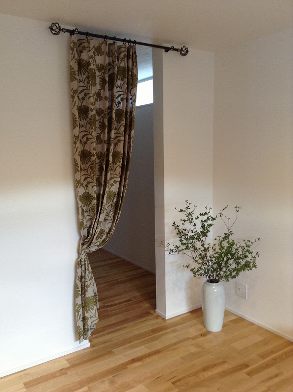 リネン刺繍生地で間仕切りを製作