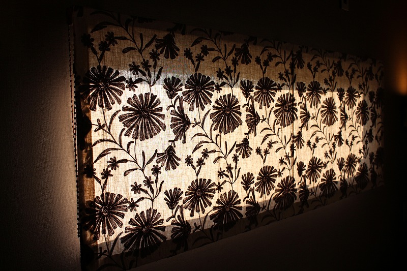 日差しが入り刺繍が立体的に見えます