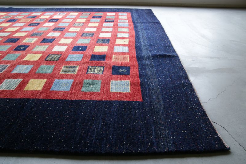 濃紺が美しいアートギャッベ