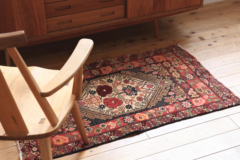 椅子の足元に　ヴィンテージラグ