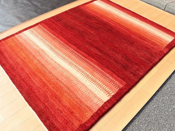 夕日のような真っ赤なギャッベ