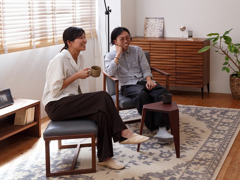 お気に入りの椅子とラグで寛ぐ様子