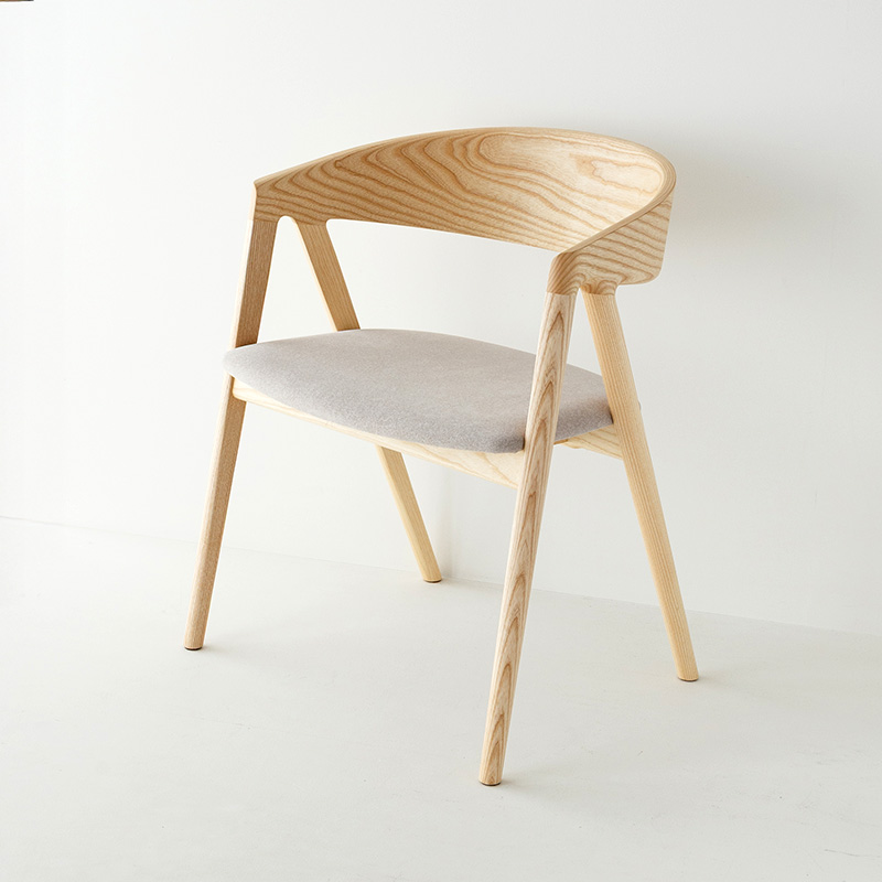 HARPチェア　滑らかな背もたれの椅子