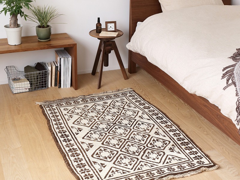 ベッドサイドにヴィンテージラグ