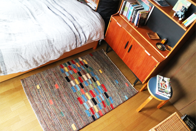 ベッドサイドにギャッベを敷いた様子